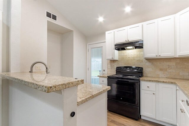 12626 Marble Dr, Houston, TX 77070 - kitchen featuring black electric range oven, under cabinet range hood, tasteful backsplash, light wood finished floors, and a peninsula