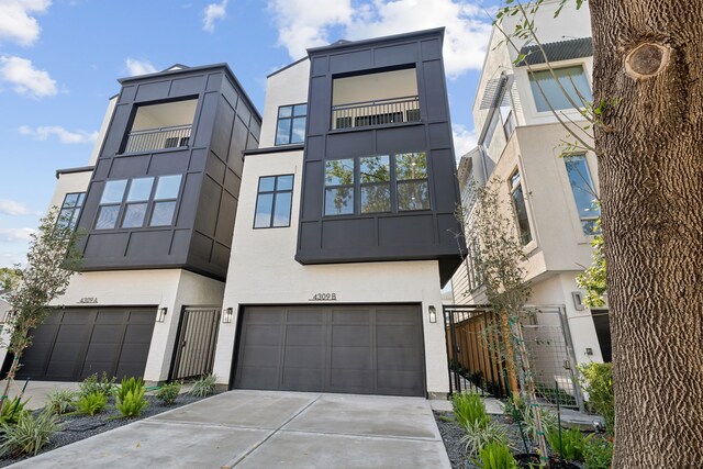 4309 Floyd St Unit B, Houston, TX 77007 - contemporary home featuring stucco siding, an attached garage, and driveway
