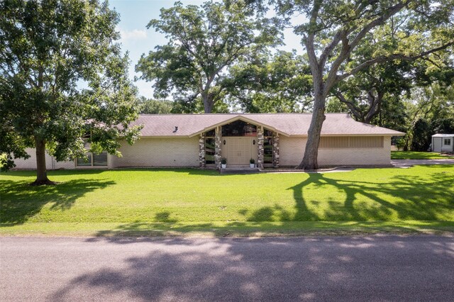 613 Bolling Green Dr, Wharton, TX 77488 - mid-century home featuring a front yard