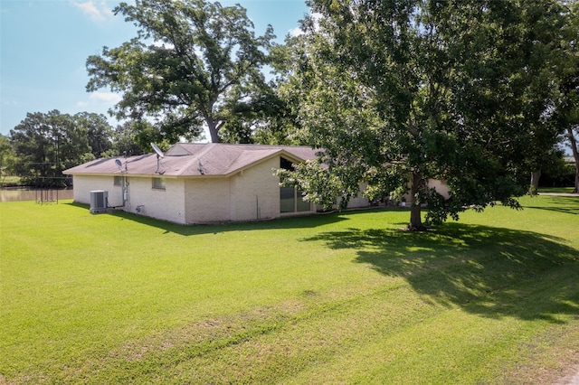 613 Bolling Green Dr, Wharton, TX 77488 - view of green lawn featuring central AC