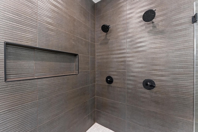 514 Melbourne St Unit B, Houston, TX 77022 - bathroom with tiled shower