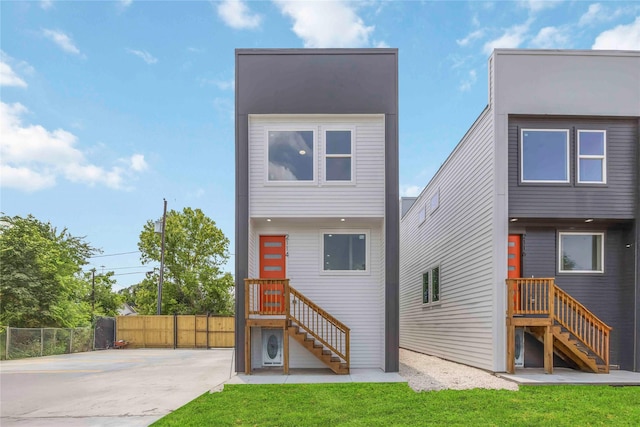 2114 Des Chaumes St, Houston, TX 77026 - back of property featuring stairs
