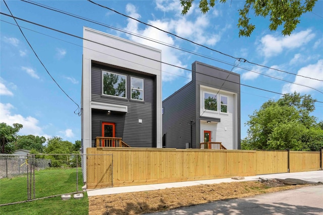 2114 Des Chaumes St, Houston, TX 77026 - contemporary home featuring a fenced front yard