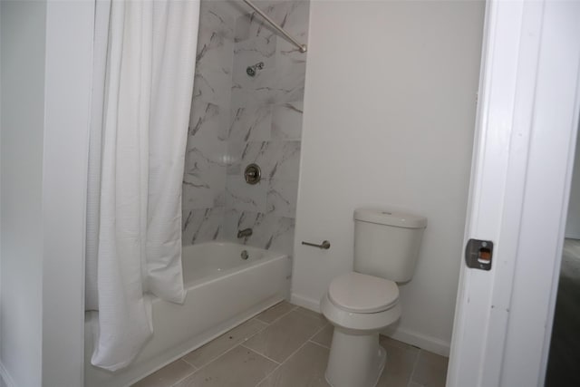 345 Byrd St, Vidor, TX 77662 - full bath featuring shower / bathtub combination with curtain, toilet, tile patterned floors, and baseboards