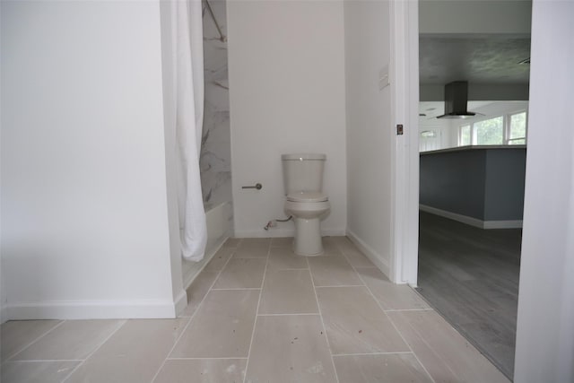 345 Byrd St, Vidor, TX 77662 - full bath featuring toilet, shower / bath combo with shower curtain, and baseboards