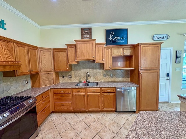 18 Joe Werner Ln, Huntsville, TX 77320 - kitchen with stainless steel appliances, a sink, ornamental molding, tasteful backsplash, and a textured ceiling