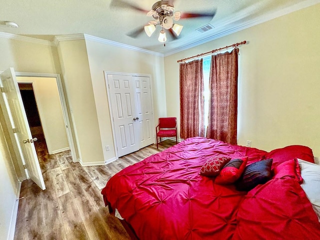 18 Joe Werner Ln, Huntsville, TX 77320 - bedroom with wood finished floors, crown molding, baseboards, and a ceiling fan