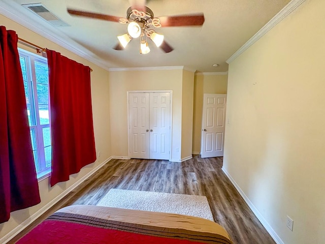 18 Joe Werner Ln, Huntsville, TX 77320 - unfurnished bedroom featuring wood finished floors, baseboards, crown molding, ceiling fan, and a closet