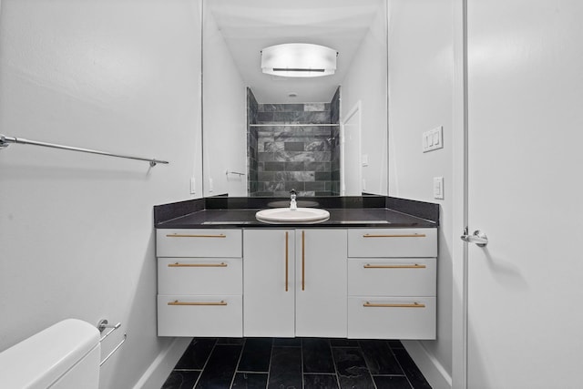 1822 Brun St, Houston, TX 77019 - full bath with a tile shower, toilet, vanity, baseboards, and tile patterned floors