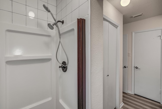 1041 Crossing Rd, Angleton, TX 77515 - full bath featuring a shower and wood finished floors