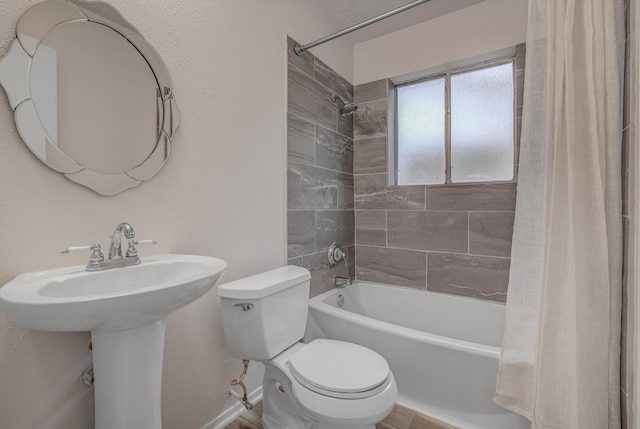 1041 Crossing Rd, Angleton, TX 77515 - bathroom featuring shower / tub combo with curtain and wood finished floors
