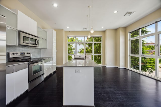 207 Pierce St Unit 205, Houston, TX 77002 - kitchen featuring appliances with stainless steel finishes, a sink, healthy amount of natural light, modern cabinets, and recessed lighting