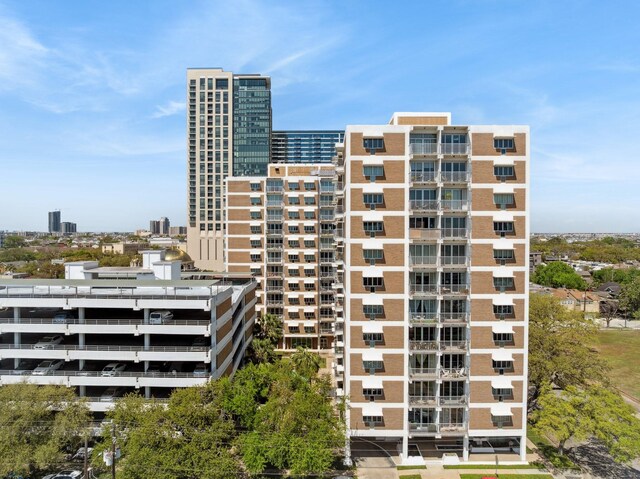 3614 Montrose Blvd Unit 704, Houston, TX 77006 - view of apartment building / complex with a city view