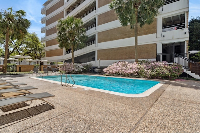 3614 Montrose Blvd Unit 704, Houston, TX 77006 - community pool with a patio