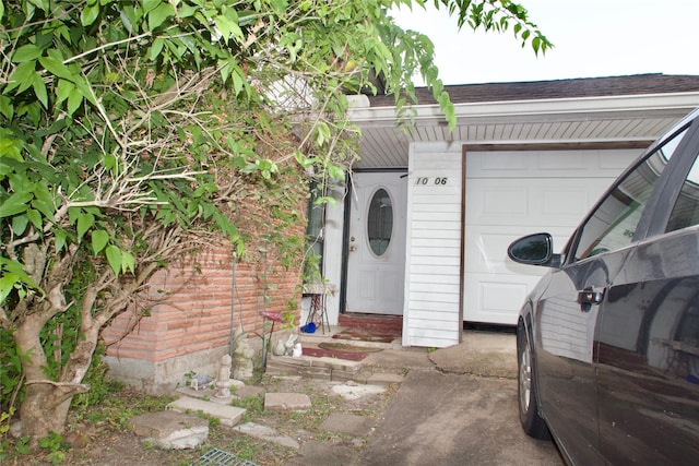 10406 Broadstairs St, Houston, TX 77013 - view of garage