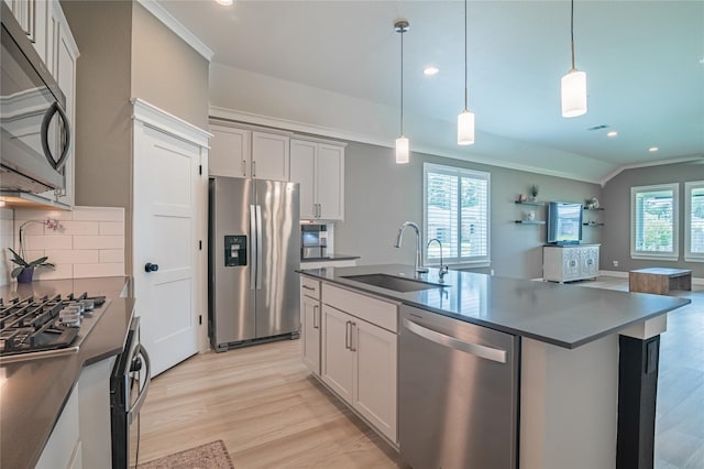 14424 Tunnel Tree Ct, Conroe, TX 77384 - kitchen featuring stainless steel appliances, a sink, crown molding, light wood-style flooring, and dark countertops