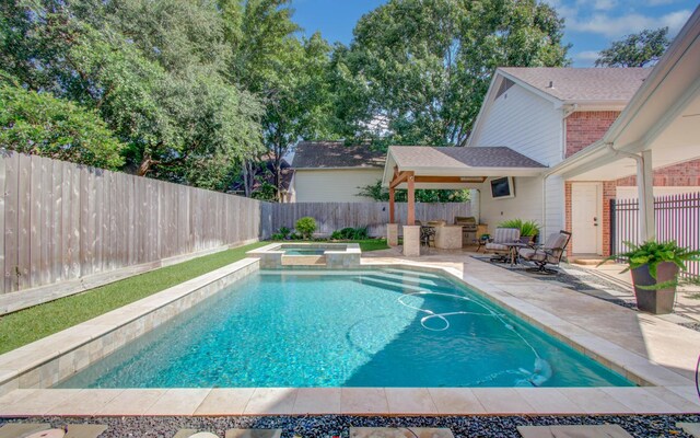 4516 Palmetto St, Bellaire, TX 77401 - view of swimming pool with a patio, a fenced backyard, and a pool with connected hot tub