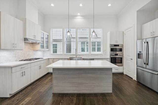 3405 Timbergrove Heights St, Houston, TX 77008 - kitchen featuring stainless steel appliances, a sink, a center island, tasteful backsplash, and light countertops