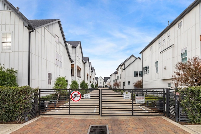 3405 Timbergrove Heights St, Houston, TX 77008 - view of decorative road with a residential view and a gate