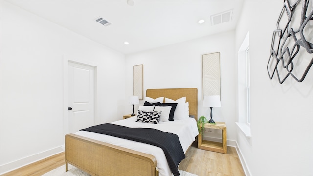 1637 Beall St, Houston, TX 77008 - bedroom featuring light wood-style floors and recessed lighting