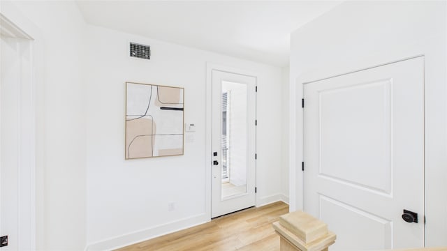 1637 Beall St, Houston, TX 77008 - entrance foyer with light wood-type flooring and baseboards