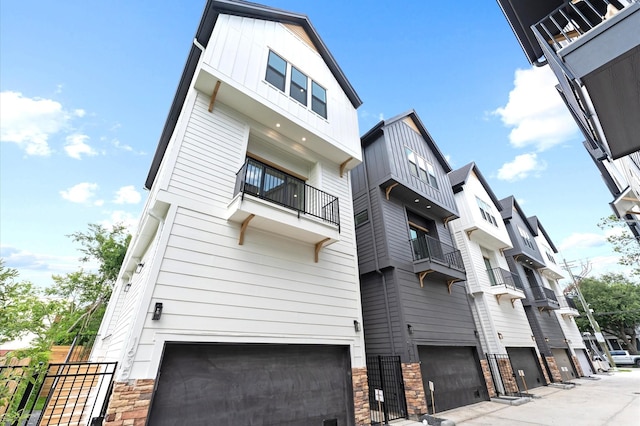 1637 Beall St, Houston, TX 77008 - view of property with an attached garage