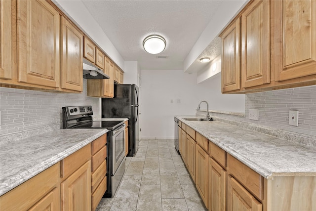 6493 Alisa Ln, Houston, TX 77084 - kitchen featuring stainless steel appliances, under cabinet range hood, backsplash, a sink, and a textured ceiling