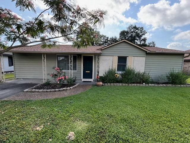 1001 Ivy Ave, Deer Park, TX 77536 - ranch-style house with a front lawn