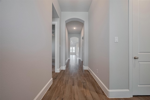 2206 Umber Oaks Ln, Brookshire, TX 77423 - hallway featuring arched walkways, dark wood-style flooring, and baseboards