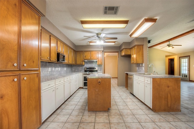 200 Cove View Dr, Trinity, TX 75862 - kitchen featuring stainless steel appliances, a sink, a ceiling fan, decorative backsplash, and a textured ceiling
