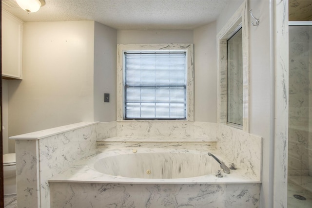 200 Cove View Dr, Trinity, TX 75862 - bathroom featuring a whirlpool tub, toilet, and a textured ceiling