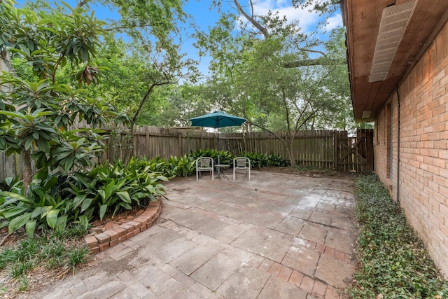 9809 Neuens Rd, Houston, TX 77080 - fenced backyard with a patio