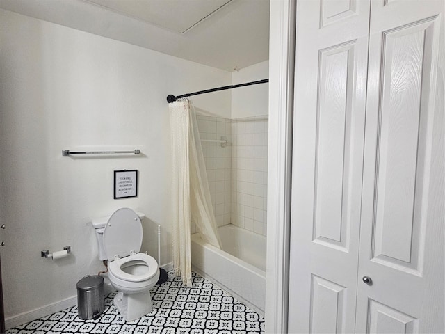 7575 Kirby Dr Unit 1104, Houston, TX 77030 - full bathroom featuring toilet, baseboards, and shower / bath combination with curtain