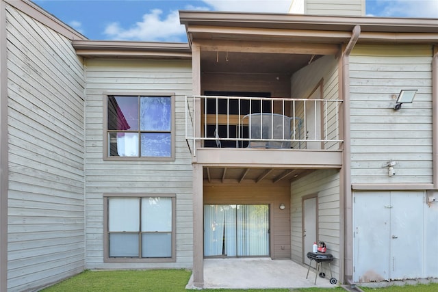 8385 Sands Point Dr Unit 5, Houston, TX 77036 - back of property with a balcony