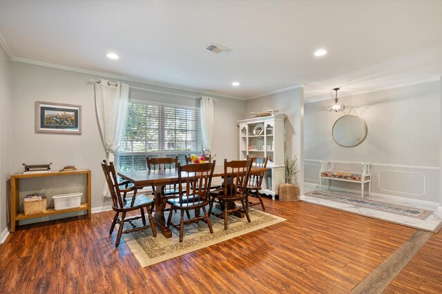 915 Timber Cove Dr, Seabrook, TX 77586 - dining space featuring ornamental molding, wood finished floors, recessed lighting, and baseboards