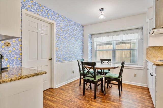 915 Timber Cove Dr, Seabrook, TX 77586 - dining area featuring wallpapered walls, a wainscoted wall, wood finished floors, and baseboards