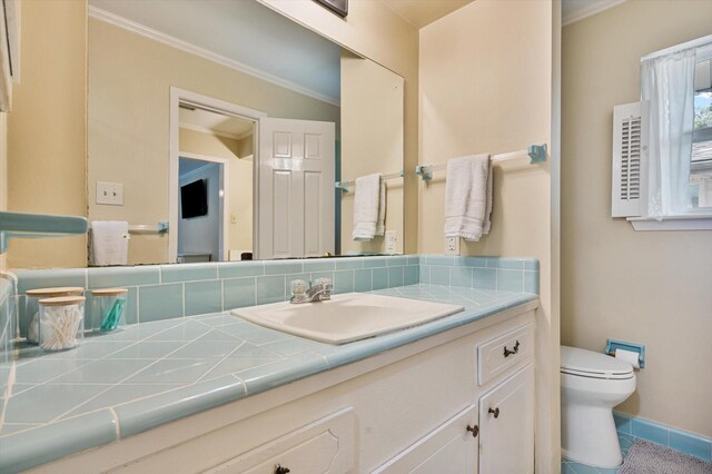 915 Timber Cove Dr, Seabrook, TX 77586 - bathroom with vanity, toilet, tile patterned flooring, crown molding, and baseboards