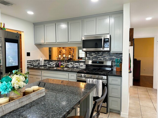 117 Lasso St, Angleton, TX 77515 - kitchen featuring appliances with stainless steel finishes, a sink, gray cabinets, backsplash, and recessed lighting