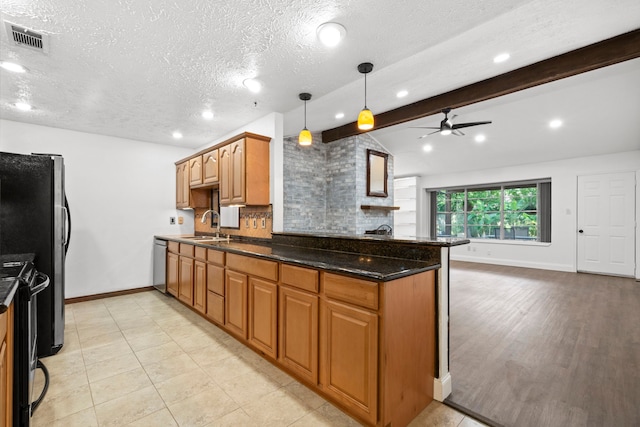 10507 Stockman Ln, Sugar Land, TX 77498 - kitchen with stainless steel appliances, ceiling fan, a peninsula, baseboards, and a textured ceiling