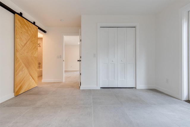1730 Wakefield Dr, Houston, TX 77018 - unfurnished bedroom featuring baseboards, a barn door, and a closet