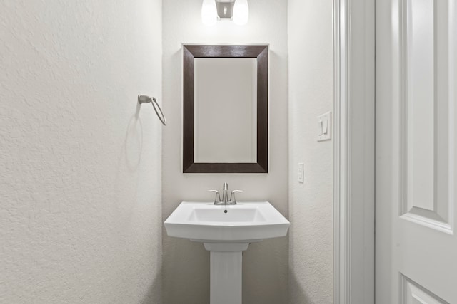 10822 Brittmoore Oaks Pl, Houston, TX 77043 - bathroom featuring a textured wall