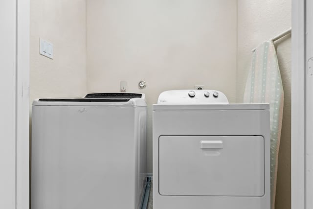 10822 Brittmoore Oaks Pl, Houston, TX 77043 - laundry room with independent washer and dryer