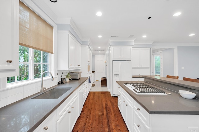 3509 Gramercy St, Houston, TX 77025 - kitchen featuring a sink, white appliances, plenty of natural light, a kitchen island, and recessed lighting