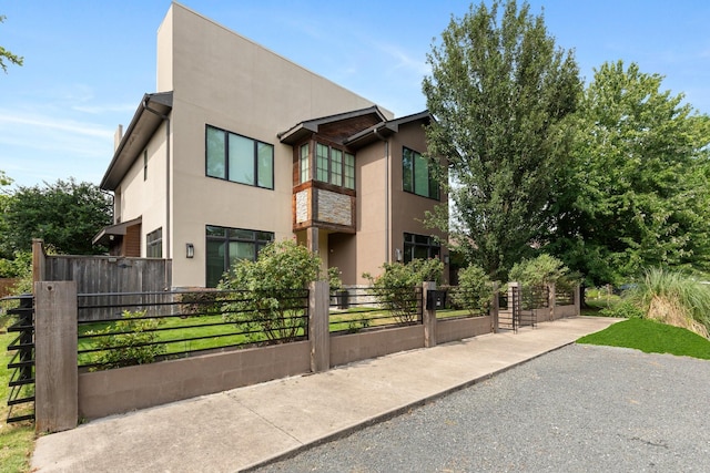 815 E 27th St, Houston, TX 77009 - modern home featuring a fenced front yard and stucco siding