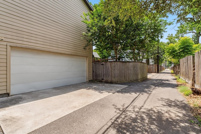 815 E 27th St, Houston, TX 77009 - garage with concrete driveway