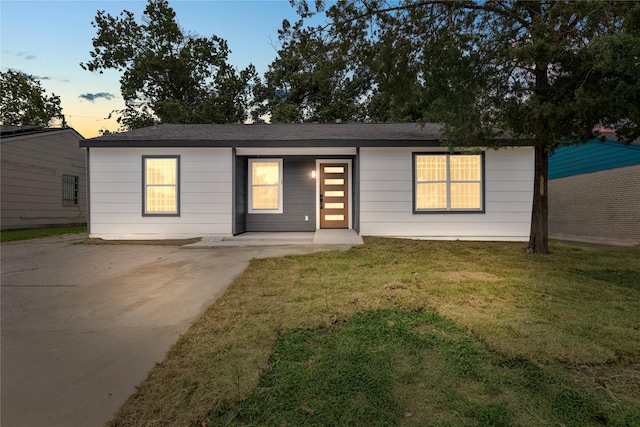 3906 Simsbrook Dr, Houston, TX 77045 - view of front of property featuring a yard