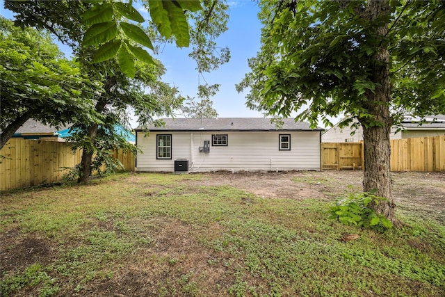 3906 Simsbrook Dr, Houston, TX 77045 - back of property with a fenced backyard