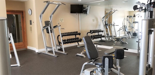 3505 Sage Rd Unit 1807, Houston, TX 77056 - gym with baseboards