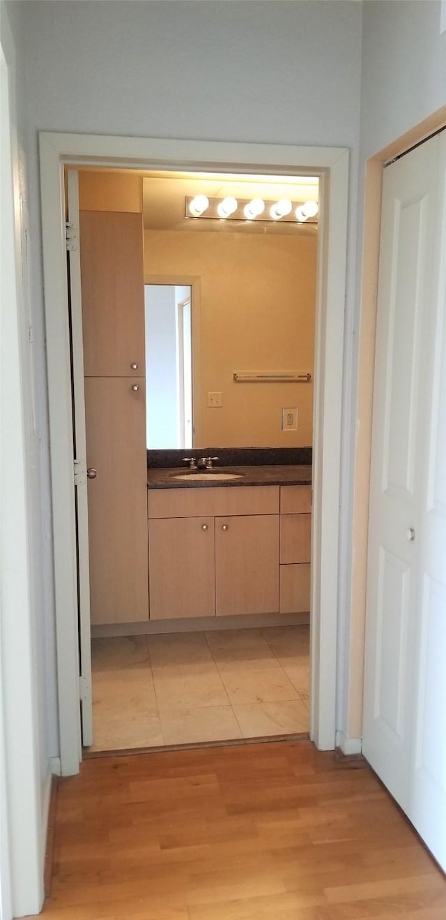 3505 Sage Rd Unit 1807, Houston, TX 77056 - hallway featuring a sink and light wood finished floors