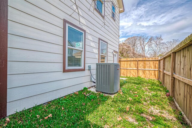 6702 Utah St, Houston, TX 77091 - fenced backyard featuring cooling unit